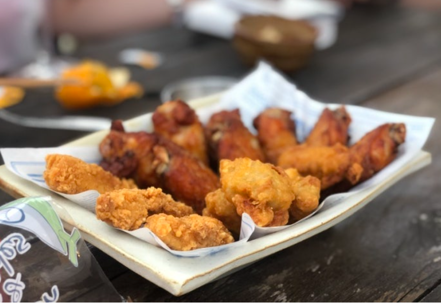 주점부리 야외 바베큐와 수입맥주